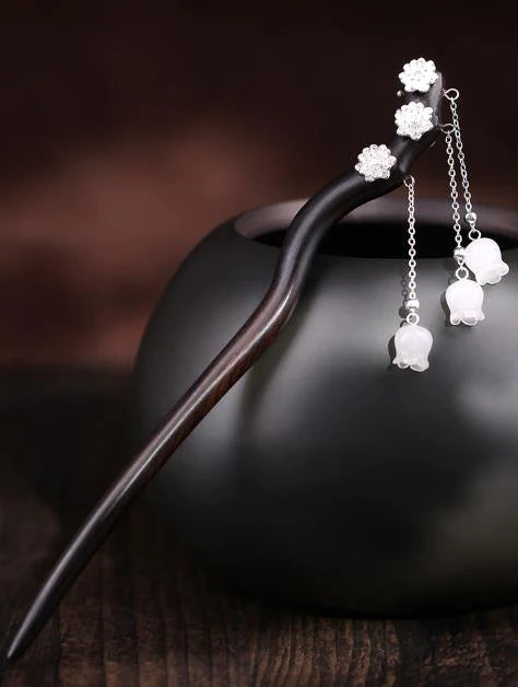 3whiteflowers3lilyofthevalleytasselhairpin-wood.jpg 3whiteflowers3lilyofthevalleytasselhairpin-wood.jpg