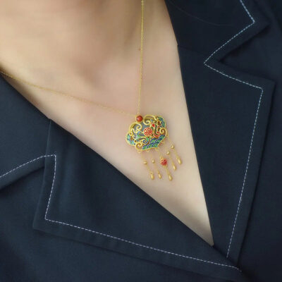Gold Inlaid Jade Phoenix Agate Ruyi Lock Pendant
