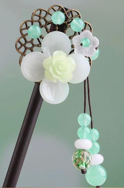 WhitePeony10BeadsTasselHairpin.jpg