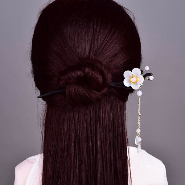 Whitefloweryellowstamen2tasselpearlhairpin.jpg Whitefloweryellowstamen2tasselpearlhairpin.jpg