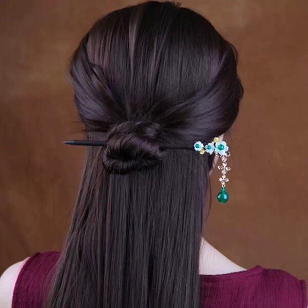 whiteflowers4emeraldtasselhairpin.jpg